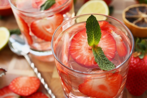 Cócteles refrescantes con fresas, hierbas y hielo.