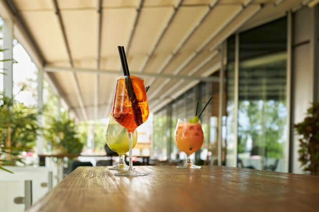 Cócteles refrescantes en una terraza con barra libre