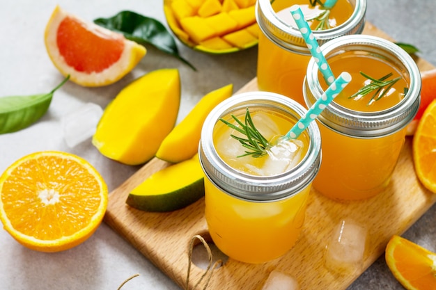 Cócteles refrescantes de verano a base de cítricos y mango