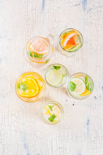Cócteles saludables de verano, conjunto de varias aguas infundidas de cítricos, limonadas o mojitos