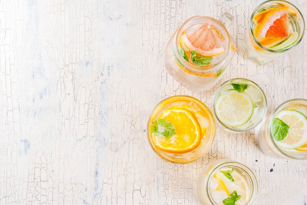 Cócteles saludables de verano, conjunto de varias aguas infundidas de cítricos, limonadas o mojitos