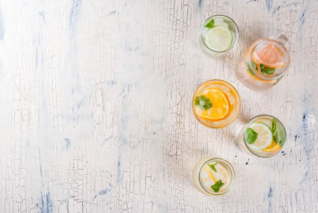 Cócteles saludables de verano, conjunto de varias aguas infundidas de cítricos, limonadas o mojitos