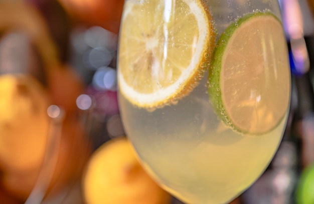 cócteles tónicos en copas de vino en barra de bar en pup o restaurante.