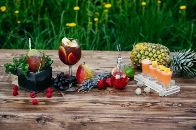 Cócteles de verano con frutas en mesa de madera