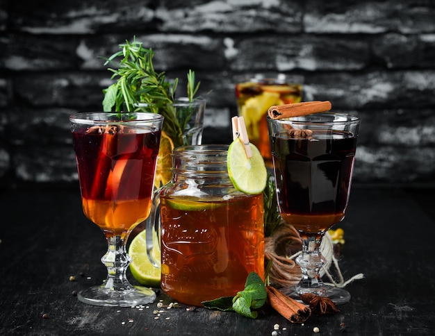 Cócteles de vino de invierno caliente Canela y miel Sobre un fondo de madera