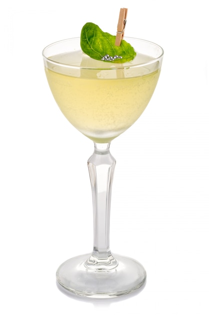 Coctkail de alcohol amarillo con menta fresca aislado en blanco