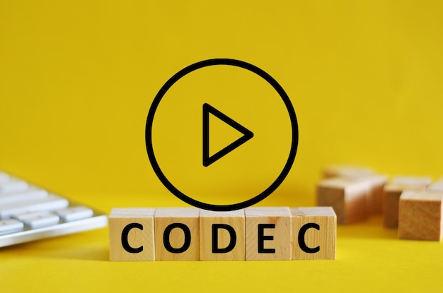Codec - Codec-Buchstaben auf gelbem Hintergrund. Codec-Symbol über Buchstaben