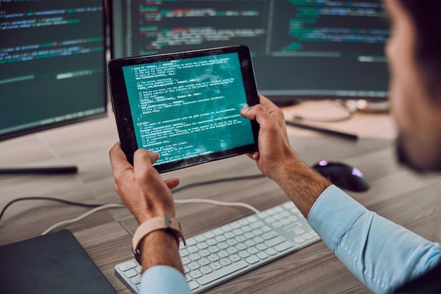 Codierung von Computer und Tablet in Händen mit Programmierer und Software-Update IT und Code am Schreibtisch Cybersecurity ux und Netzwerk mit WLAN-Webdesign und Cyberspace mit Tech- und CPU-Programmierung