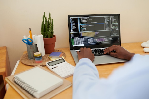 Codificação de estudante universitário em laptop