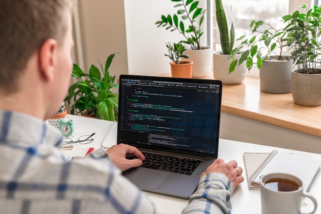 Codificação nas mãos do homem na tela Codificação e programação no desenvolvedor da web de desenvolvimento de laptop na tela