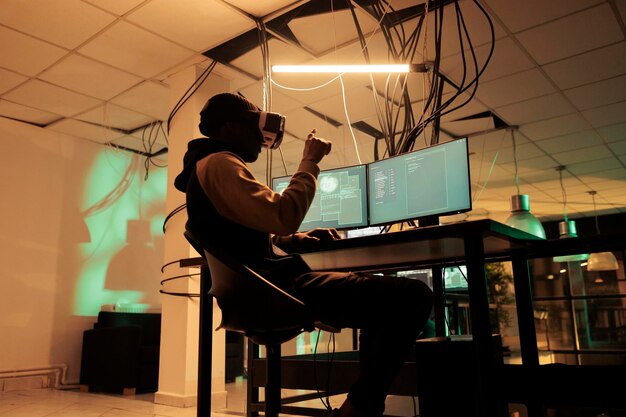 Codificación criminal de malware en realidad virtual descifrar contraseña de base de datos en el metaverso hackear servidor en línea robar información electrónica Cibercrimen hacker en VR casco en la noche