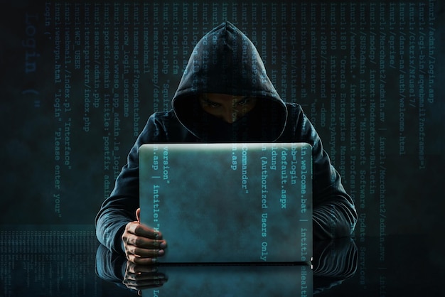 Codificación superpuesta y hacker en computadora portátil en la oscuridad para la programación de malware y tecnología de la información Interfaz de usuario de ciberseguridad y persona con computadora para fraude de crimen en línea y virus de sitio web