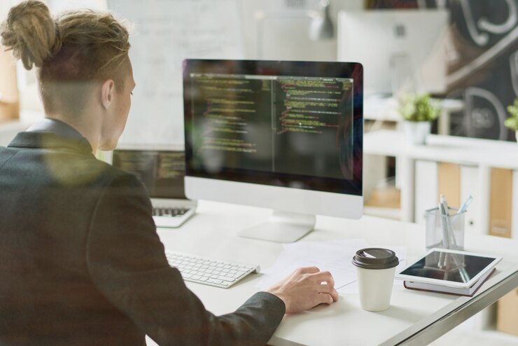 Foto codificador talentoso que trabaja con lenguaje informático