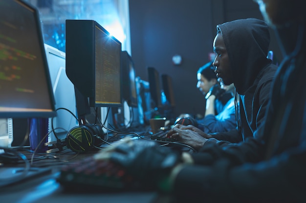 Foto codificadores en la sala de servidores