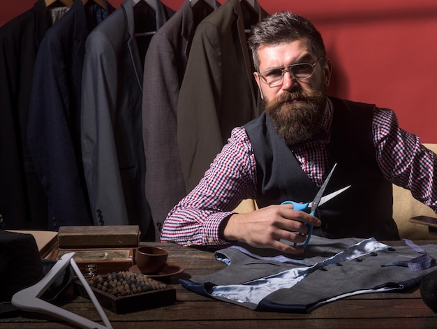 Código de vestimenta de negócios de designer de moda de sucesso Loja de terno de mecanização de costura artesanal e showroom de moda Jaqueta de costura alfaiate homem barbudo oficina de alfaiataria moderna retrô Hip e elegante