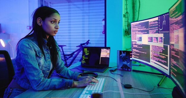 Código de desarrollador serio y pantalla de computadora en análisis de ciberseguridad de programación de neón o estrategia nocturna de SEO Programador mujer y tecnología de piratas informáticos codificación en software oscuro iot seguridad o contraseña