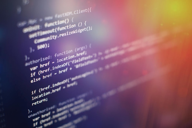 Código de programación en la pantalla de la computadora. Desarrollo de software. Escribir el código del programa en la computadora.