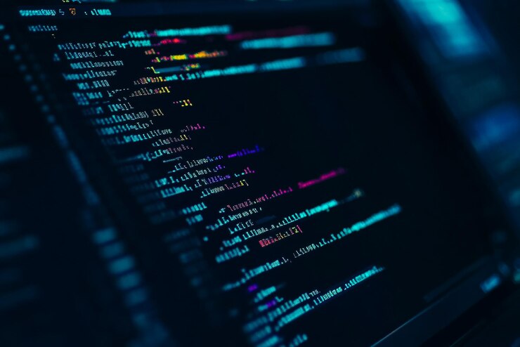 Código de programación en una pantalla oscura
