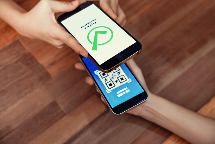 Foto el código qr se muestra en la pantalla para el escaneo de pagos sin dinero en efectivo en primer lugar, las manos sostienen el teléfono inteligente para transferir dinero por transacción electrónica desde la aplicación móvil tecnología de código de barras para pagos rápidos entusiasta