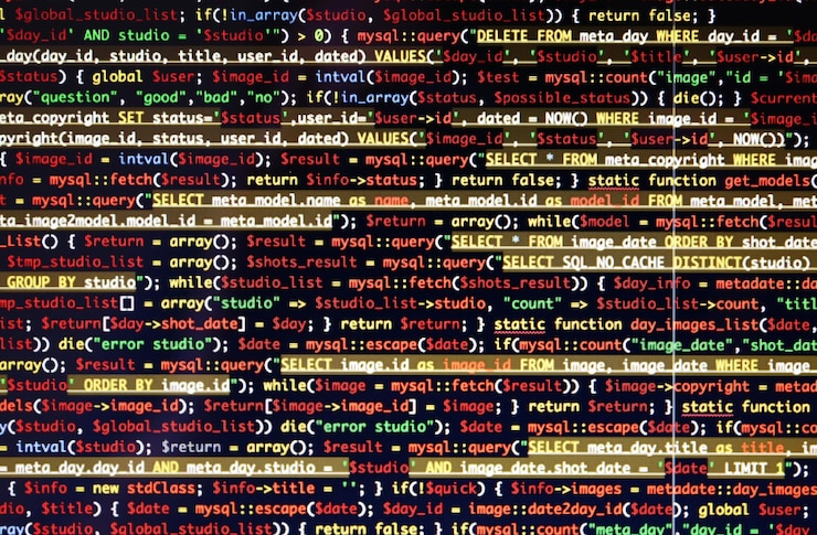Foto códigos de sitios web en primer plano del monitor de la computadora