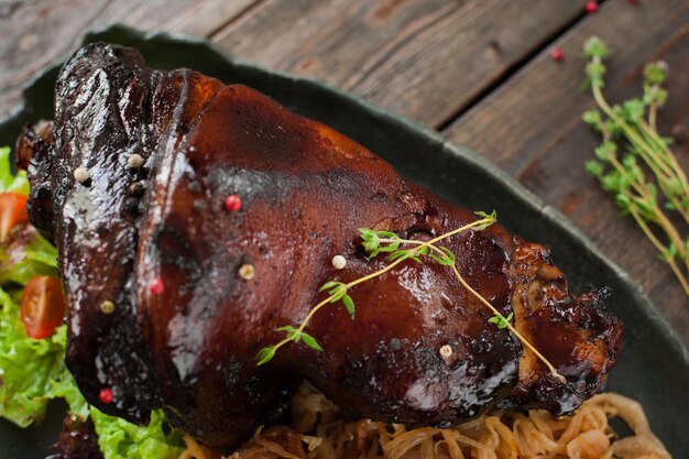 Codillo de cerdo al horno