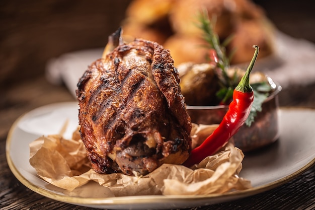 Codillo de cerdo alemán servido con guindilla y patatas asadas.