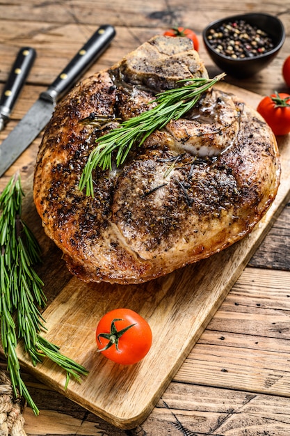 Codillo de cerdo asado en una tabla de madera. .