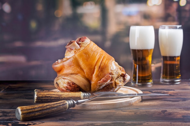 Codillo de cerdo, cerveza y pretzels