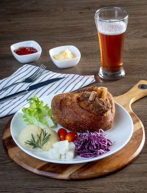 Codillo de cerdo frito en alemán de Frankfurt con patata y cerveza