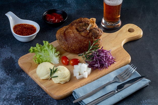 Codillo de cerdo frito en alemán de Frankfurt con patata y cerveza