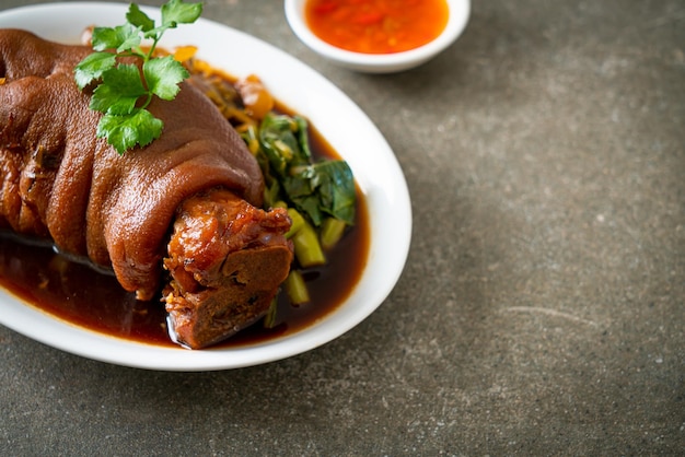 Codillo De Cerdo Guisado O Pierna De Cerdo Guisado - Estilo De Comida Asiática