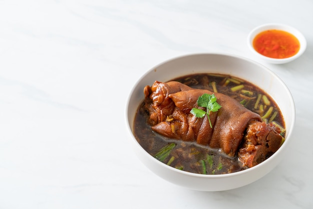 Codillo De Cerdo Guisado O Pierna De Cerdo Guisado - Estilo De Comida Asiática