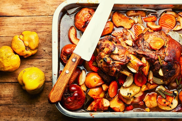 Codillo o pierna de cerdo guisada en cerveza negra con membrillo y manzanas Receta de carne de otoño