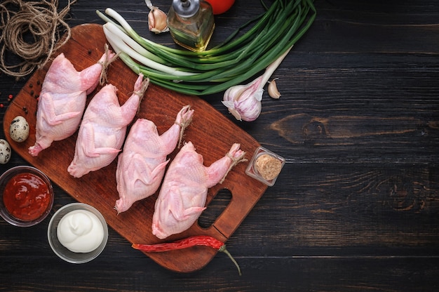 Foto codornices crudas caseras y ecológicas listas para cocinar.