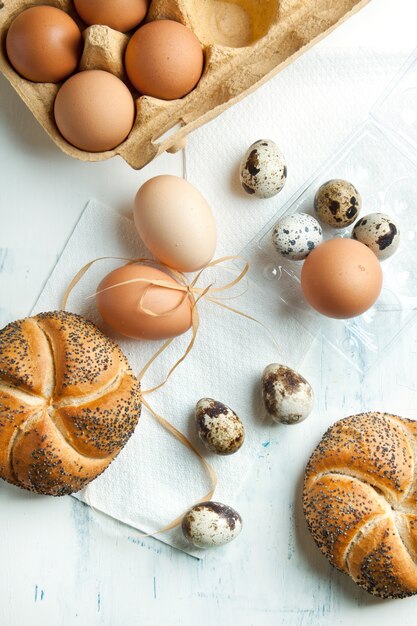 Codorniz y huevos de gallina