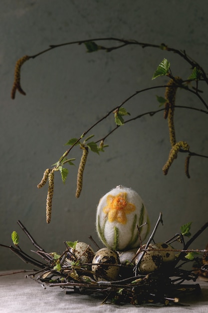 Codorniz huevos de Pascua en el nido