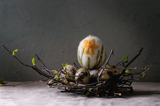 Codorniz huevos de Pascua en el nido