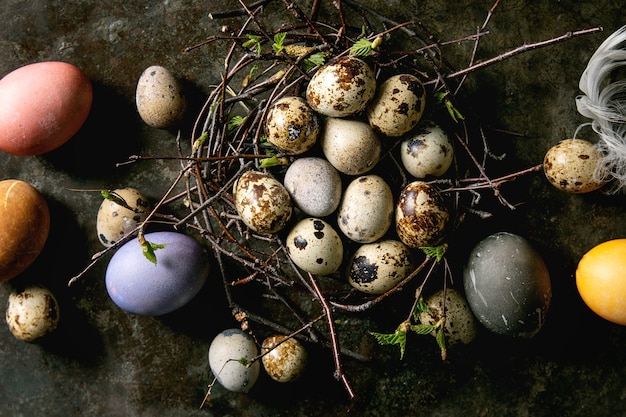 Codorniz huevos de Pascua en el nido