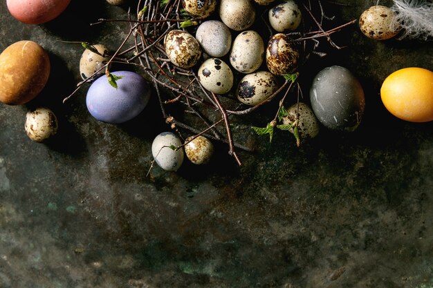 Codorniz huevos de Pascua en el nido