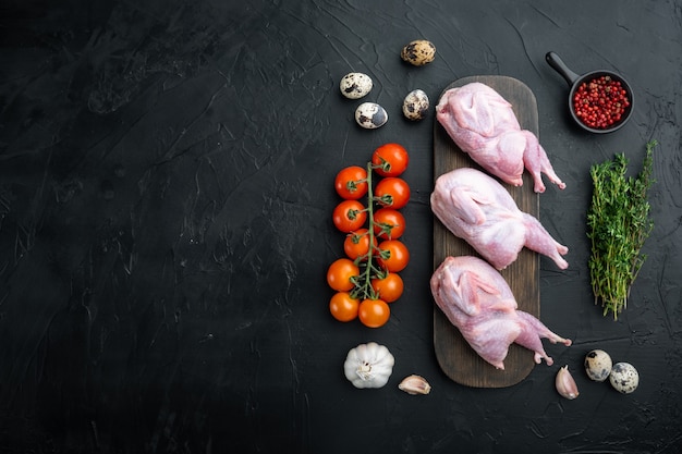 Codornizes de carne crua fresca, prontas para cozinhar, na horizontal, na mesa preta