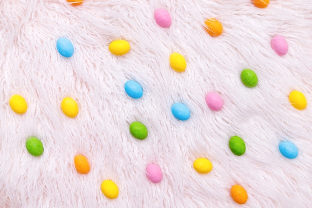 Coelhinho da páscoa. conceito de fundo do feriado de páscoa feliz. plano de colocar ovo de coelho colorido com acessório para celebração em papel pastel rosa rústico moderno na mesa de escritório em casa.