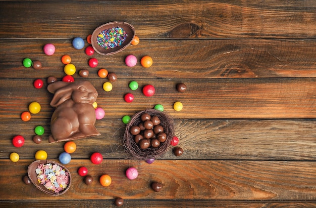 Foto coelhinho da páscoa de chocolate e doces na mesa