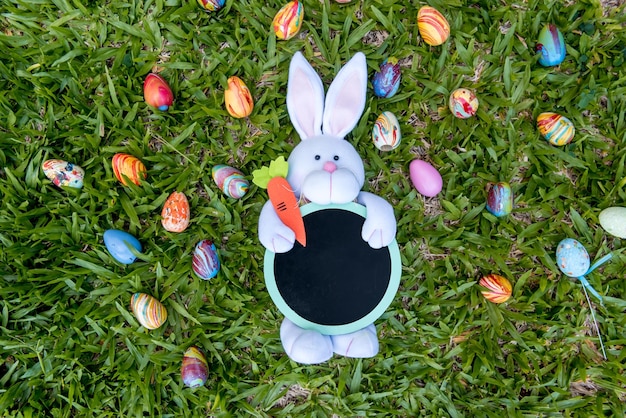 Coelhinho da Páscoa e ovos de Páscoa na grama