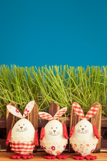 Coelhinho da Páscoa e ovos na grama verde conceito de férias de primavera