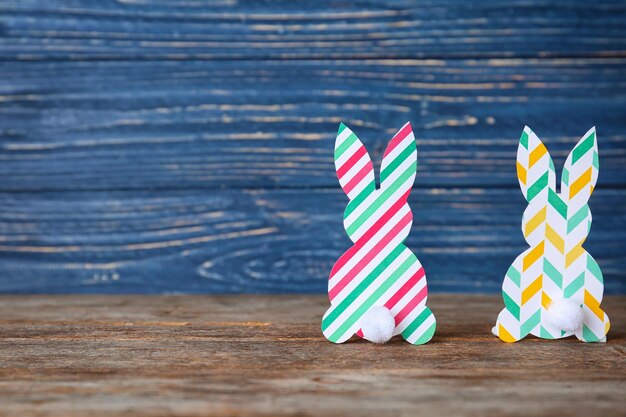 Coelhinhos da Páscoa feitos de papel estampado na mesa