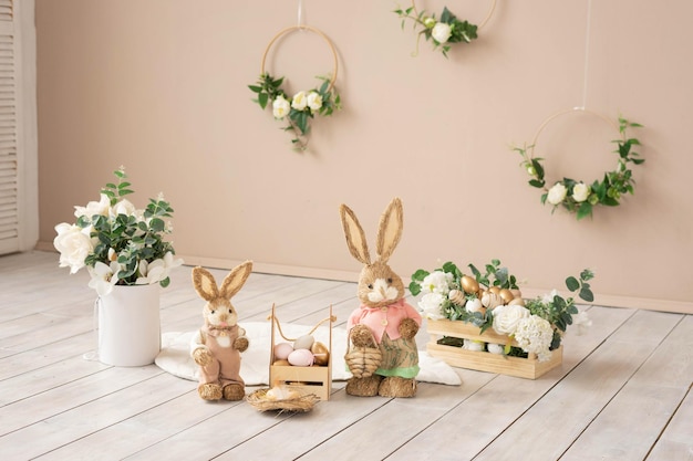 Coelhinhos de feno de páscoa mãe e filho em uma composição decorativa de páscoa ovos de flores