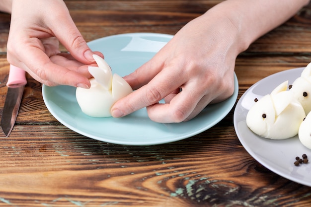 Coelho de ovo cozido, decoração de mesa de Páscoa, decoração de Páscoa e cenário de mesa.