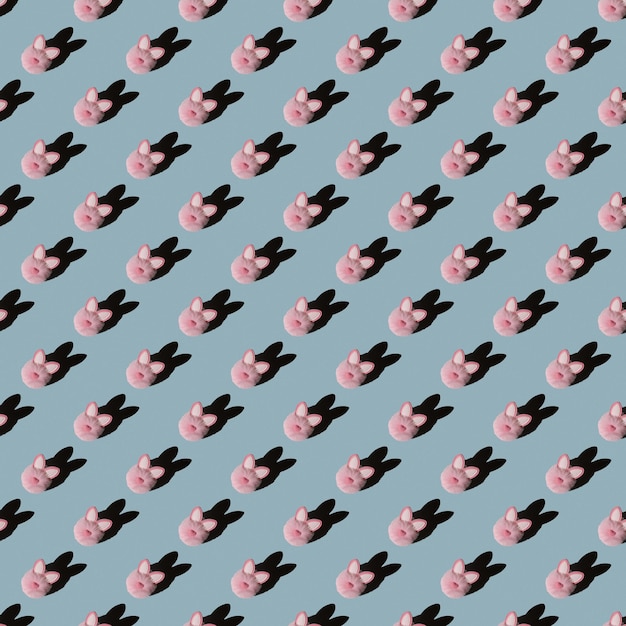 Coelho rosa com padrão de Páscoa sobre um fundo azul.