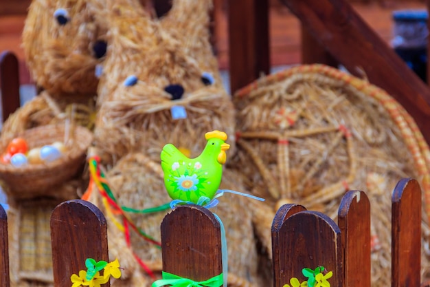 Coelhos de palha decorativos da Páscoa no mercado de Páscoa em Praga, República Checa