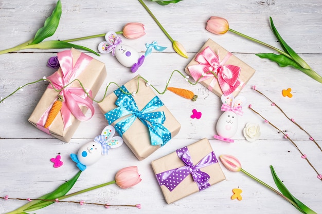 Coelhos fofos de ovos, caixas de presente com flores, decoração festiva